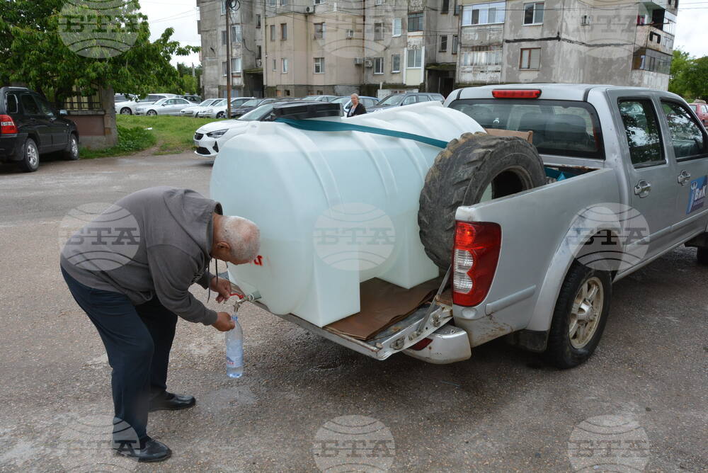 Започна снабдяването с чиста вода в Хасково с водоноски