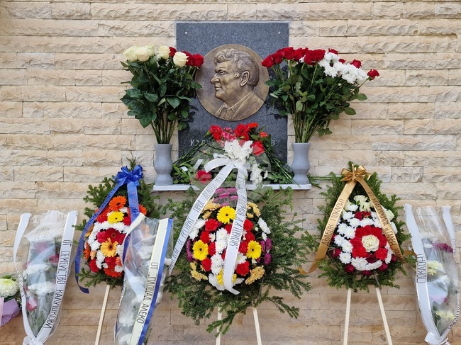 В Свищов бе открита паметна плоча на дългогодишния помощник-ректор на Стопанската академия Калушко Калушков