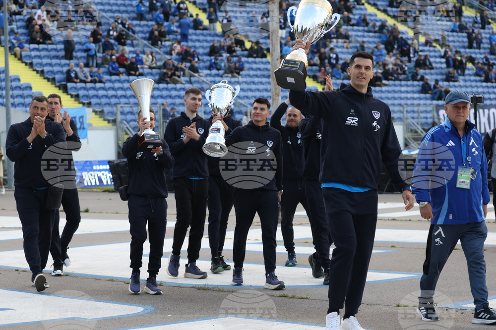 Футбол - волейболисти на "Левски" - трофей от efbet Super volley - почетна обиколка