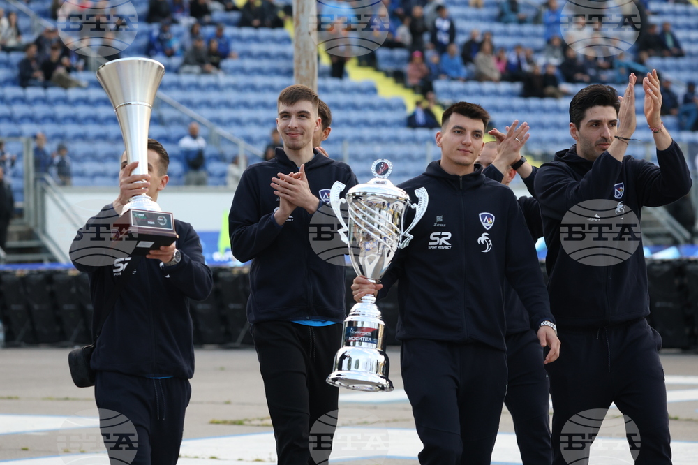 Футбол - волейболисти на "Левски" - трофей от efbet Super volley - почетна обиколка