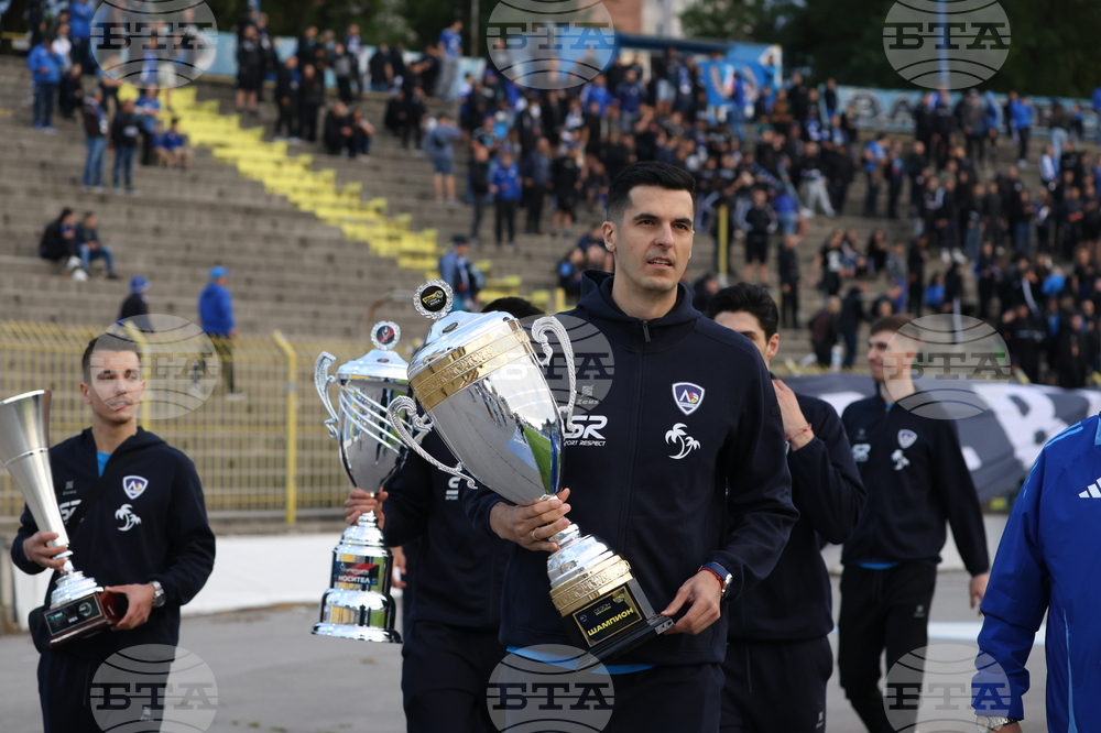 Футбол - волейболисти на "Левски" - трофей от efbet Super volley - почетна обиколка