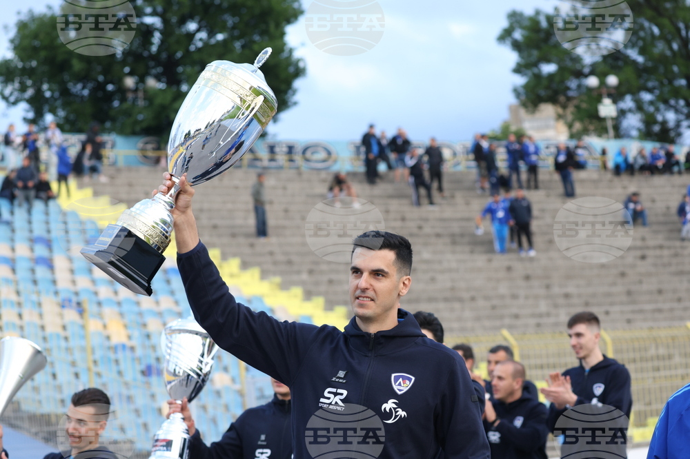 Футбол - волейболисти на "Левски" - трофей от efbet Super volley - почетна обиколка
