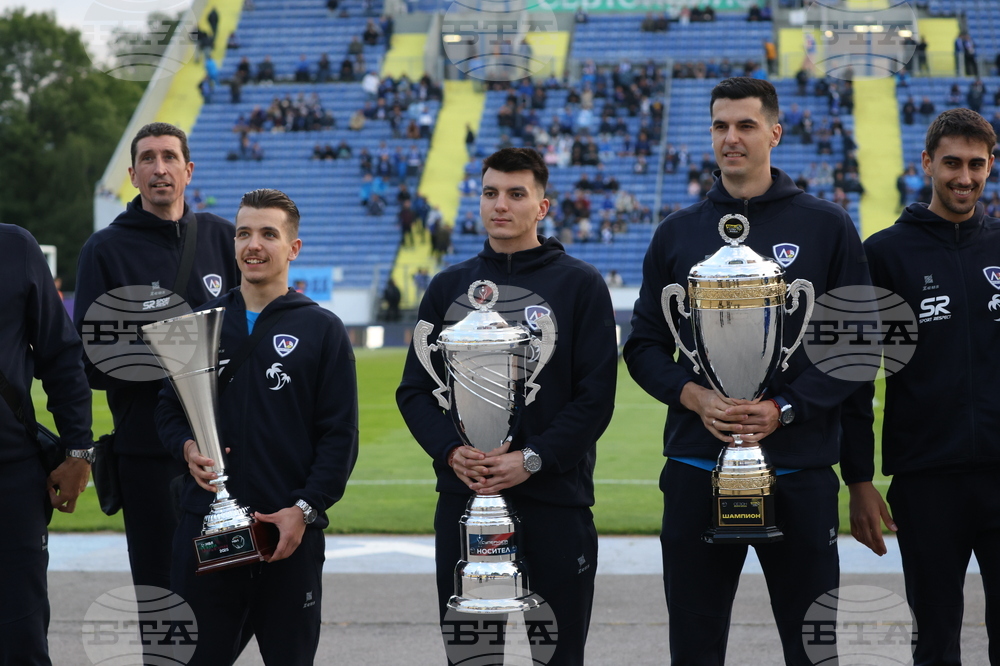 Футбол - волейболисти на "Левски" - трофей от efbet Super volley - почетна обиколка