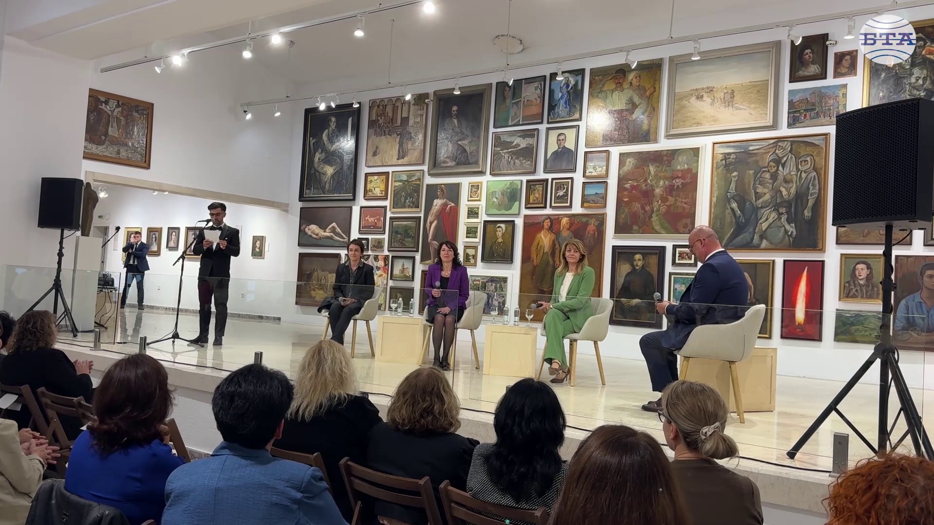 Вековният юбилей на Иван-Милевата "Ахинора" събра сто успели жени от Казанлък в местната Художествена галерия