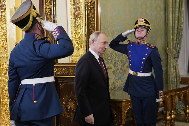 Руският президент Владимир Путин ще даде нощна пресконференция в Кремъл; обявената от него пауза във военните действия срещу Украйна изтече