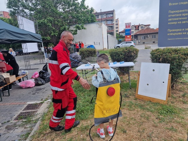 Деца от Пазарджик научиха как се оказва първа долекарска помощ и как се действа при пожар на събитие "Младежи спасяват"