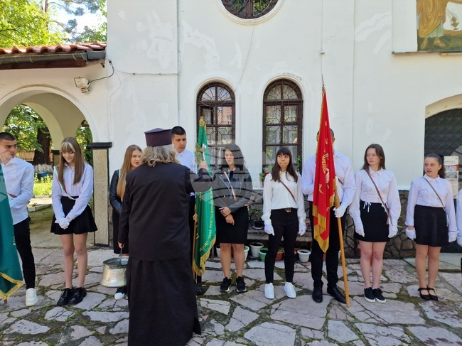 С освещаване на училищните знамена започнаха тазгодишните „Влайкови дни“ в Пирдоп