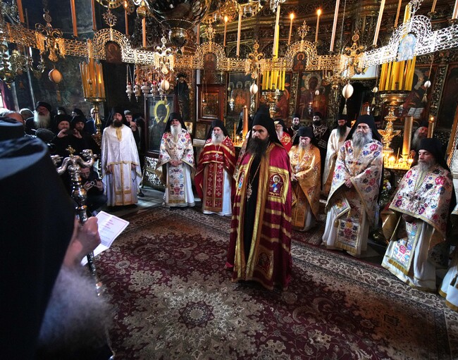 МС: Новият игумен на Зографския манастир бе интронизиран в Атон, държавата засвидетелства подкрепа със символичен дар