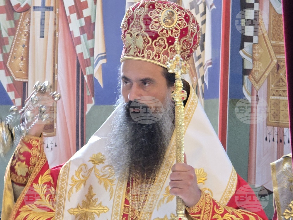 В Деня на Ловеч митрополит Гавриил подари на патриарх Даниил икона на Новоселските мъченици с частичка от техните мощи