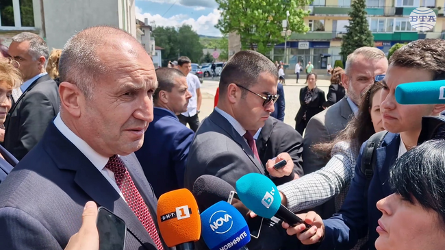 Надявам се нашите народни представители да изпълняват своите ангажименти не само към еврозоната, но и към демокрацията, коментира Румен Радев