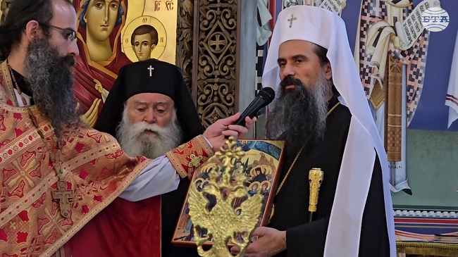 В Деня на Ловеч митрополит Гавриил подари на патриарх Даниил икона на Новоселските мъченици с частичка от техните мощи