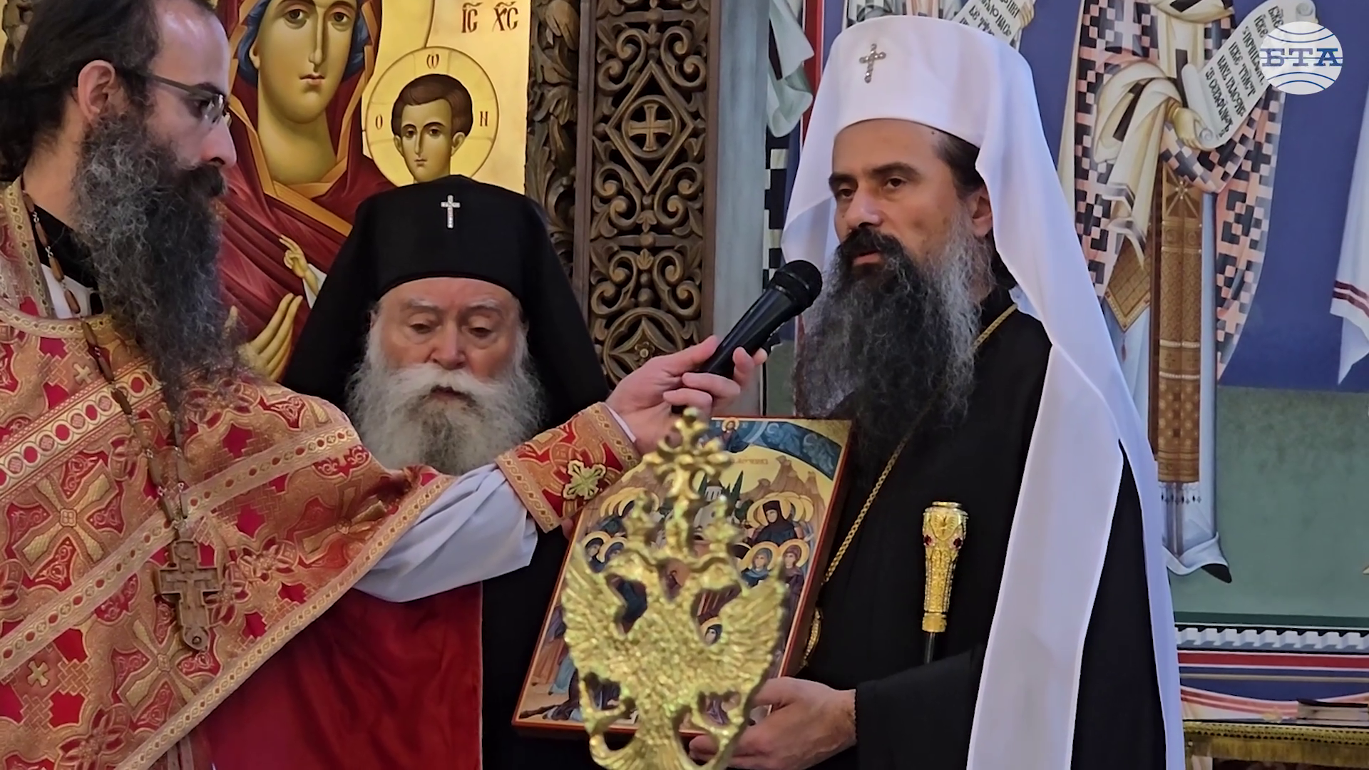 В Деня на Ловеч митрополит Гавриил подари на патриарх Даниил икона на Новоселските мъченици с частичка от техните мощи