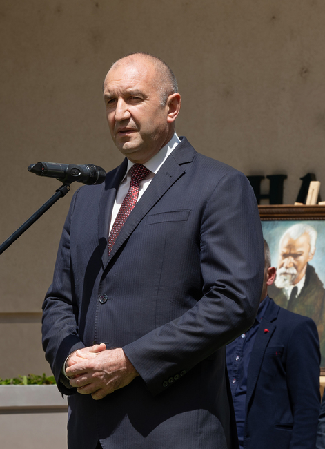 Президентът Радев: Майските културни празници в Пирдоп са тържество на родолюбието и духа и дават път на нови, млади таланти да следват духа на Тодор Влайков