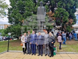 Пирдоп - "Влайкови дни" - паметник на Тодор Влайков