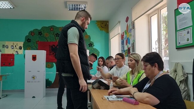 Изборният ден в Албания протича относително спокойно; към 12 часа избирателната активност е била 22 процента