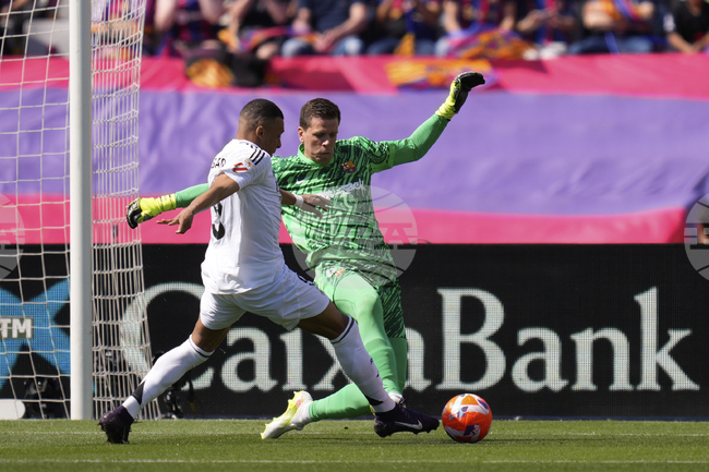 Вратарят на Барселона Войчех Шченсни мисли по оферта за нов договор с клуба за още две години