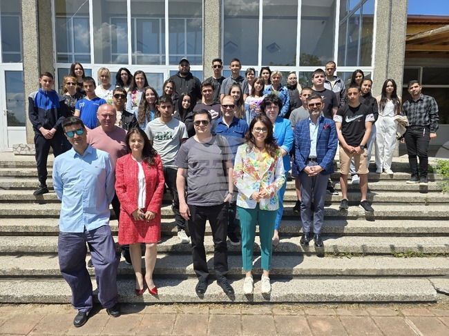 Народният представител Росица Кирова и заместник-министърът на образованието Таня Михайлова отбелязаха 11 май в Дреновец 