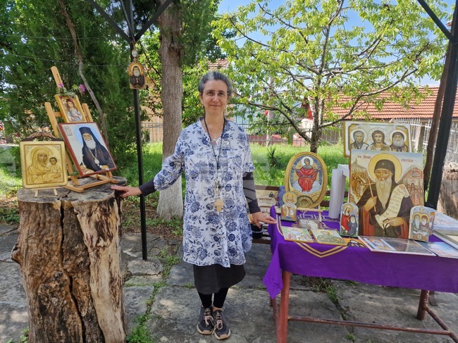 Зографът Албена Момчилова подреди изложба със свои икони по случай храмовия празник на църквата „Св. св. Кирил и Методий“ във Велико Търново