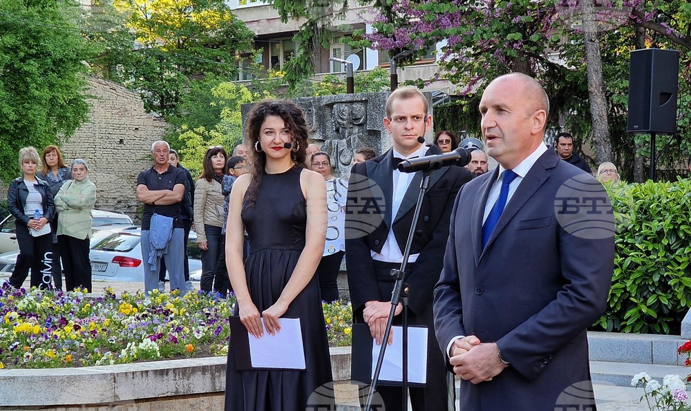 Президентът Румен Радев, кметът на Шумен и директорът на ДКТ "Васил Друмев" откриха Международния фестивал "Друмеви театрални празници"