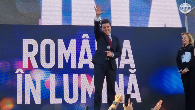 Митинг в подкрепа на независимия кандидат за президент на Румъния Никушор Дан събра хиляди на площад "Виктория" в Букурещ