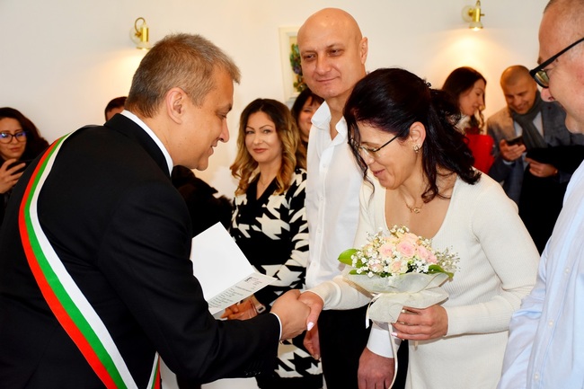 Община Благоевград: В седмицата на брака и месеца на любовта. Кметът Илко Стоянов бракосъчета младоженци в Благоевград