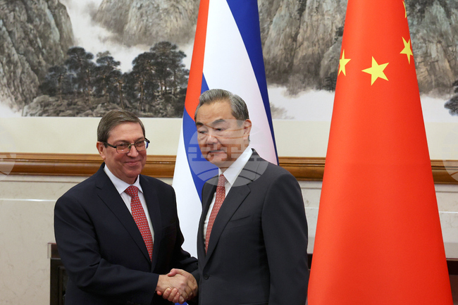 Китай изказа подкрепата си за Куба при посещение на външния ѝ министър в Пекин