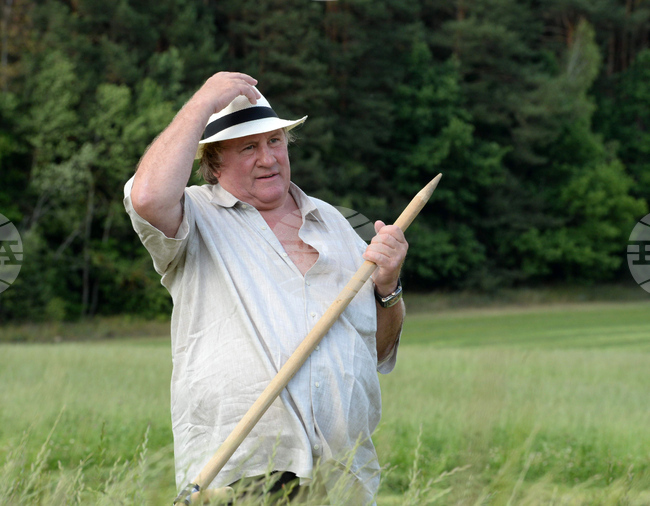 Актьорът Жерар Депардийо се договори извън съда с италианския фотограф, който го бе обвинил във физическо нападение