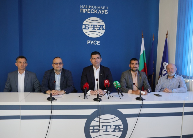 Пресконференция на съпредседателя на "Да, България" Ивайло Мирчев и на общински съветници от ПП-ДБ