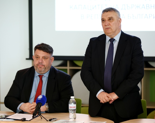 За пореден път оценката на самата администрация за административния капацитет е по-ниска в сравнение с минали години, посочи Атанас Зафиров