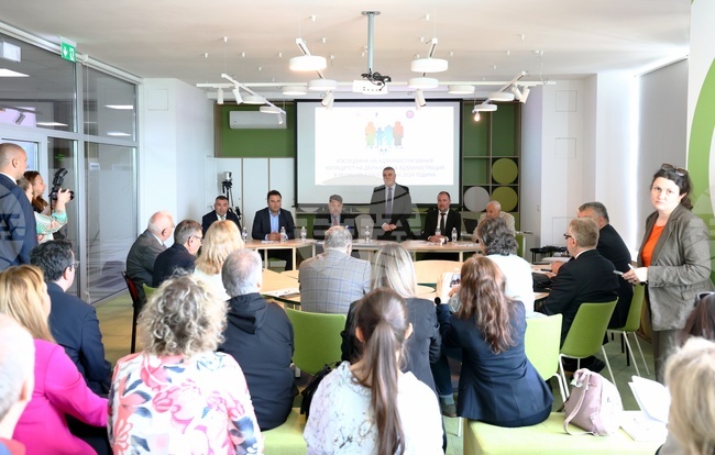 Най-висока е оценката за административен капацитет на държавните агенции, следвани от министерствата, а най-ниска – на общинските администрации, сочи доклад