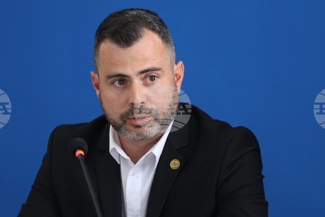 Най-важното е младите хора да останат в Ловеч, да повишат квалификацията си и да инвестират в града, смята директорът на Техническия колеж