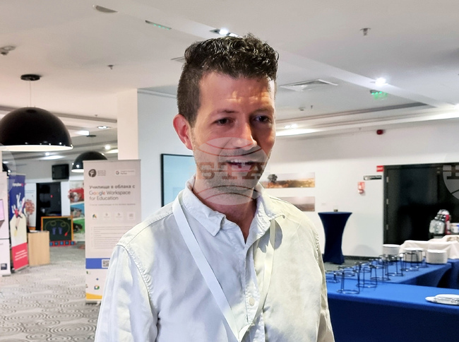 В класната стая място имат не учебниците, а книгите, смята Александър Ангелов