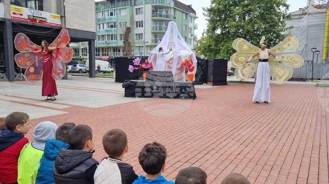 Международният фестивал за спектакли за деца „Вълшебната завеса“ беше открит в Търговище