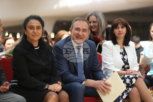 Министерство на труда и социалната политика - „Бални рокли с кауза“