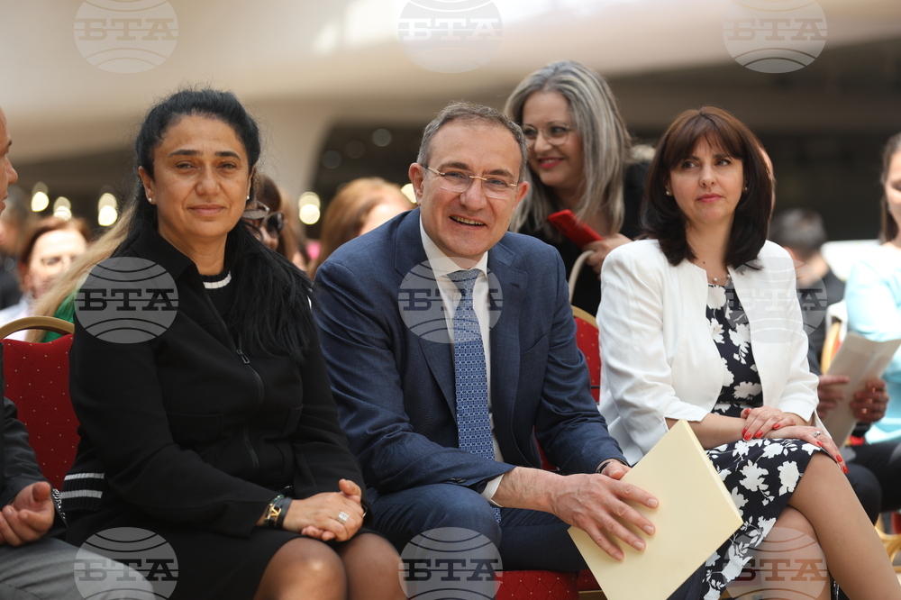 Министерство на труда и социалната политика - „Бални рокли с кауза“