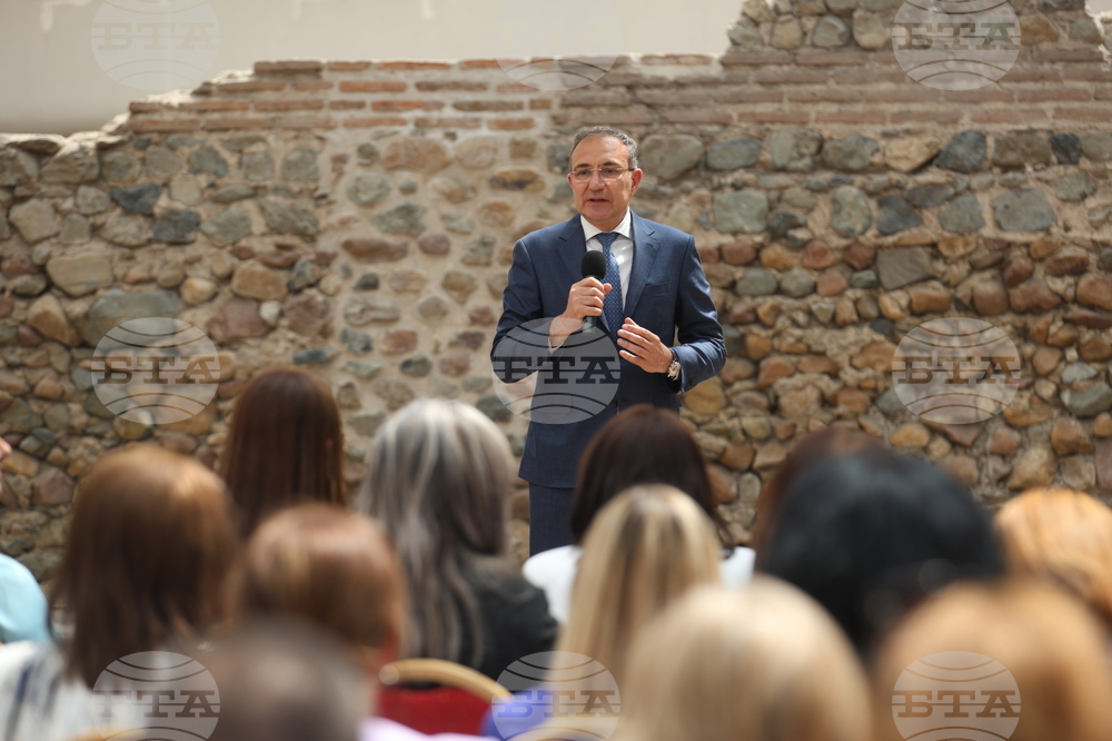 Министерство на труда и социалната политика - „Бални рокли с кауза“