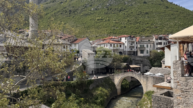 Няколкостотин здравни работници протестират в босненския град Мостар