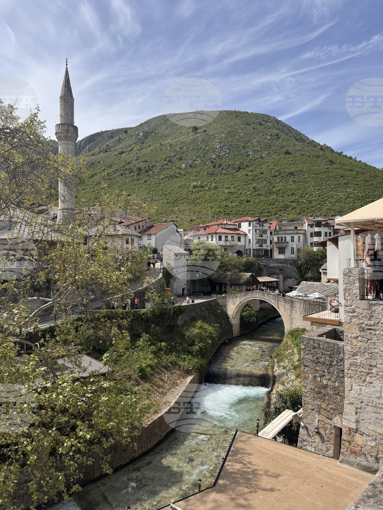 Няколкостотин здравни работници протестират в босненския град Мостар