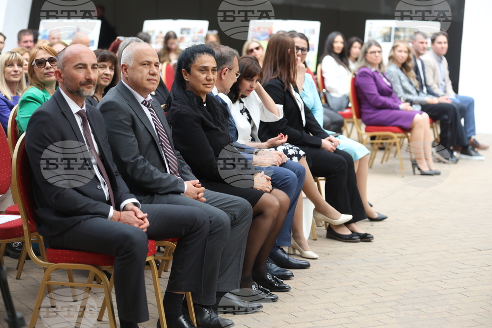 Министерство на труда и социалната политика - „Бални рокли с кауза“