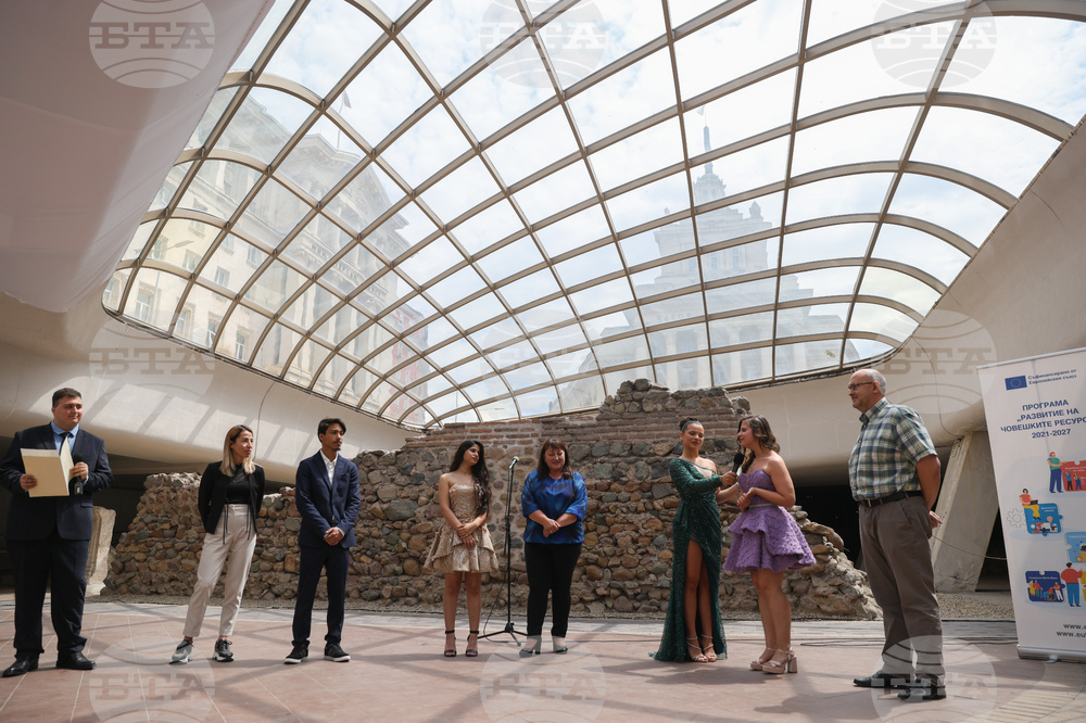 Министерство на труда и социалната политика - „Бални рокли с кауза“