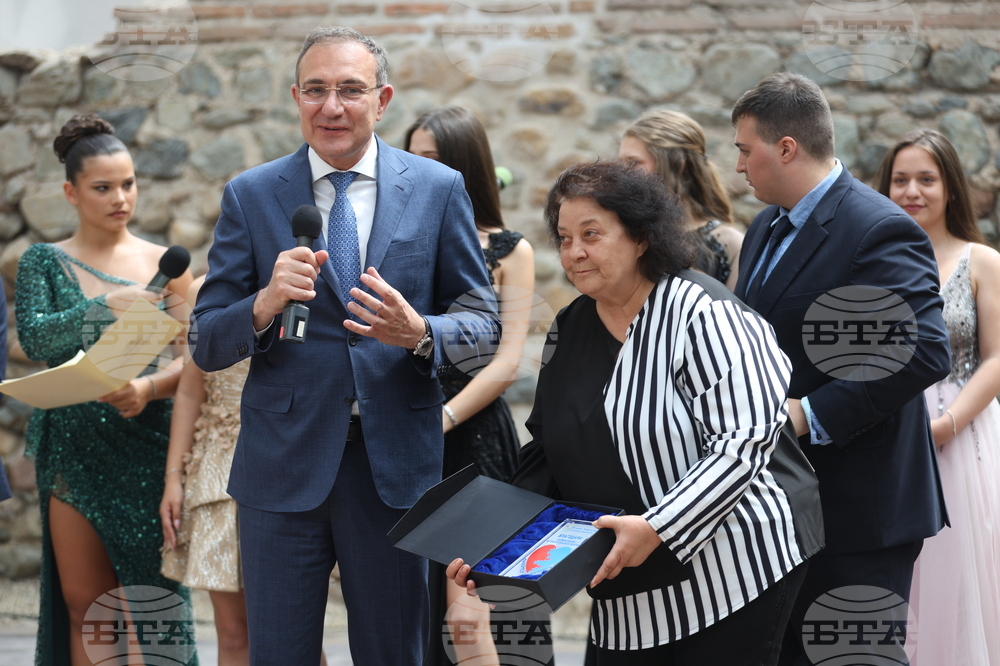 Министерство на труда и социалната политика - „Бални рокли с кауза“