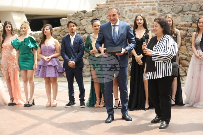 Бални рокли с кауза бяха показани на дефиле в подкрепа на абитуриенти от уязвими групи и хора с аутизъм