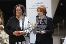 Министерство на труда и социалната политика - „Бални рокли с кауза“