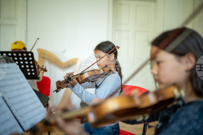 Най-младите жители на брезовско село радват местното население с класическа музика
