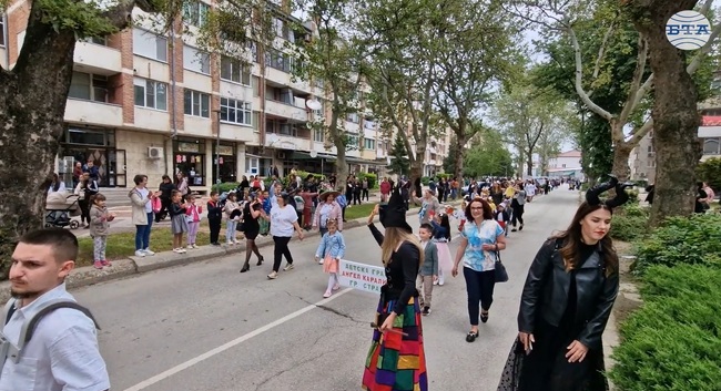 С карнавално шествие и сценични изяви близо 400 маскирани участници почетоха в Стражица Ангел Каралийчев