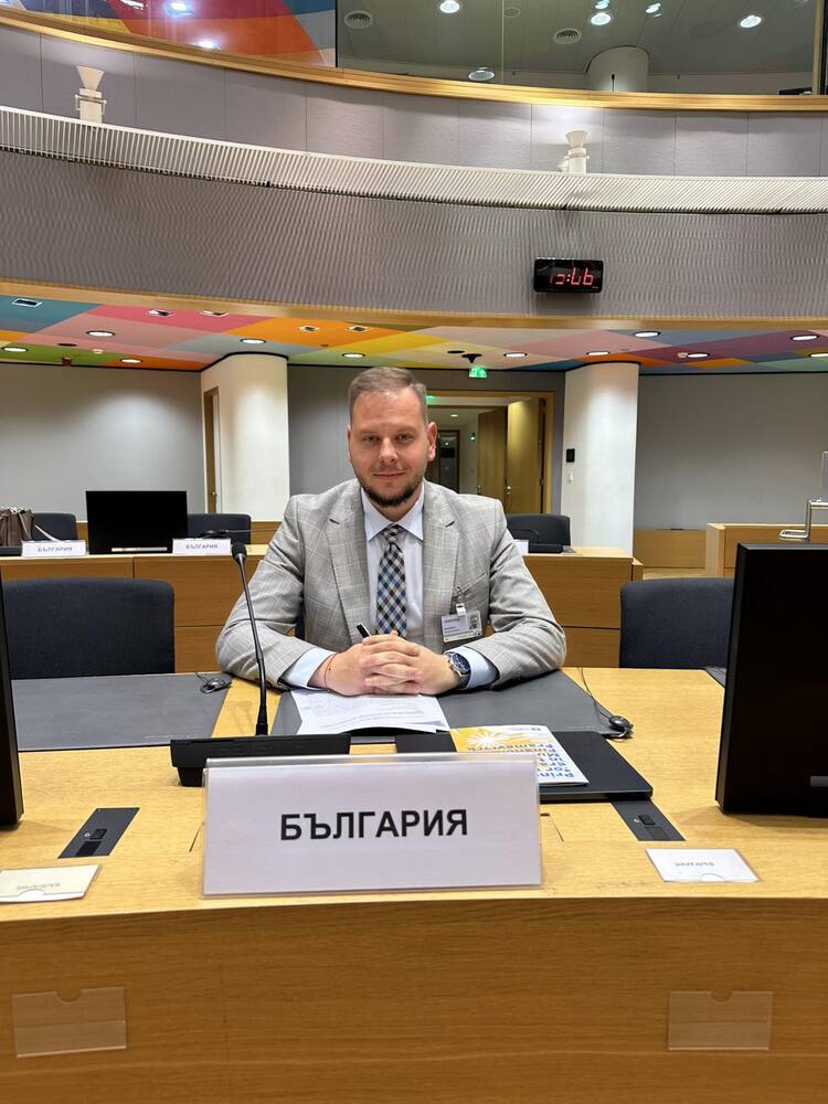 Зам.-министър Петър Младенов коментира въздействието на дезинформацията и манипулациите в киберпространството върху живота на младите на заседание в Брюксел