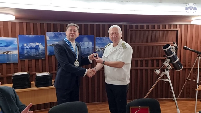 Милен Врабевски получи почетен знак за принос към Висшето военноморско училище