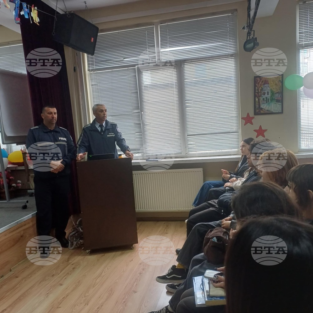 ОДМВР – Търговище: Ръководни служители на „Пътна полиция“ се срещнаха със зрелостници от търговищко училище в навечерието на бала им