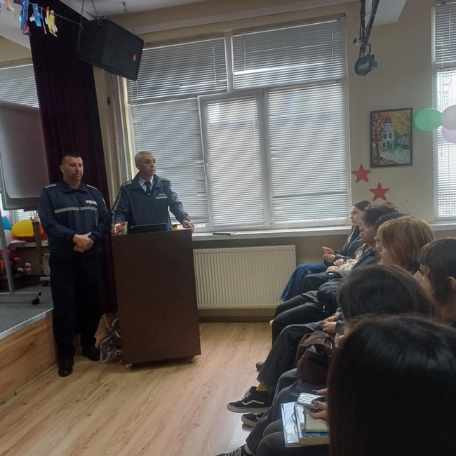 ОДМВР – Търговище: Ръководни служители на „Пътна полиция“ се срещнаха със зрелостници от търговищко училище в навечерието на бала им