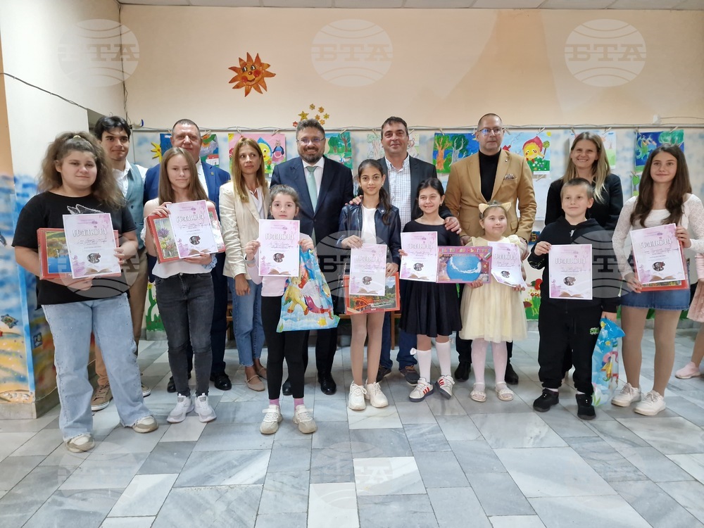 BTA Director General Awards Winners of Competition for Children's Paintings